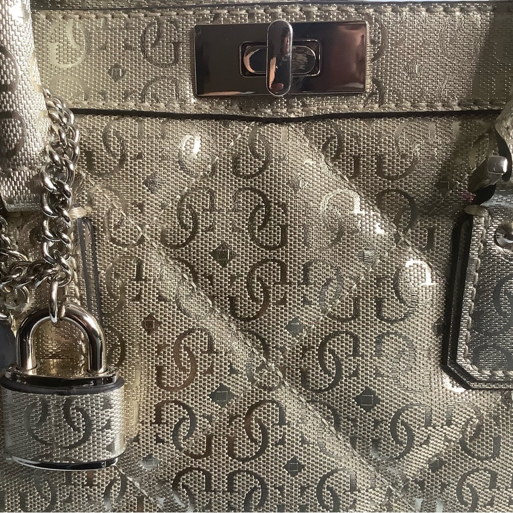 Guess Purse - Picture 15 of 15